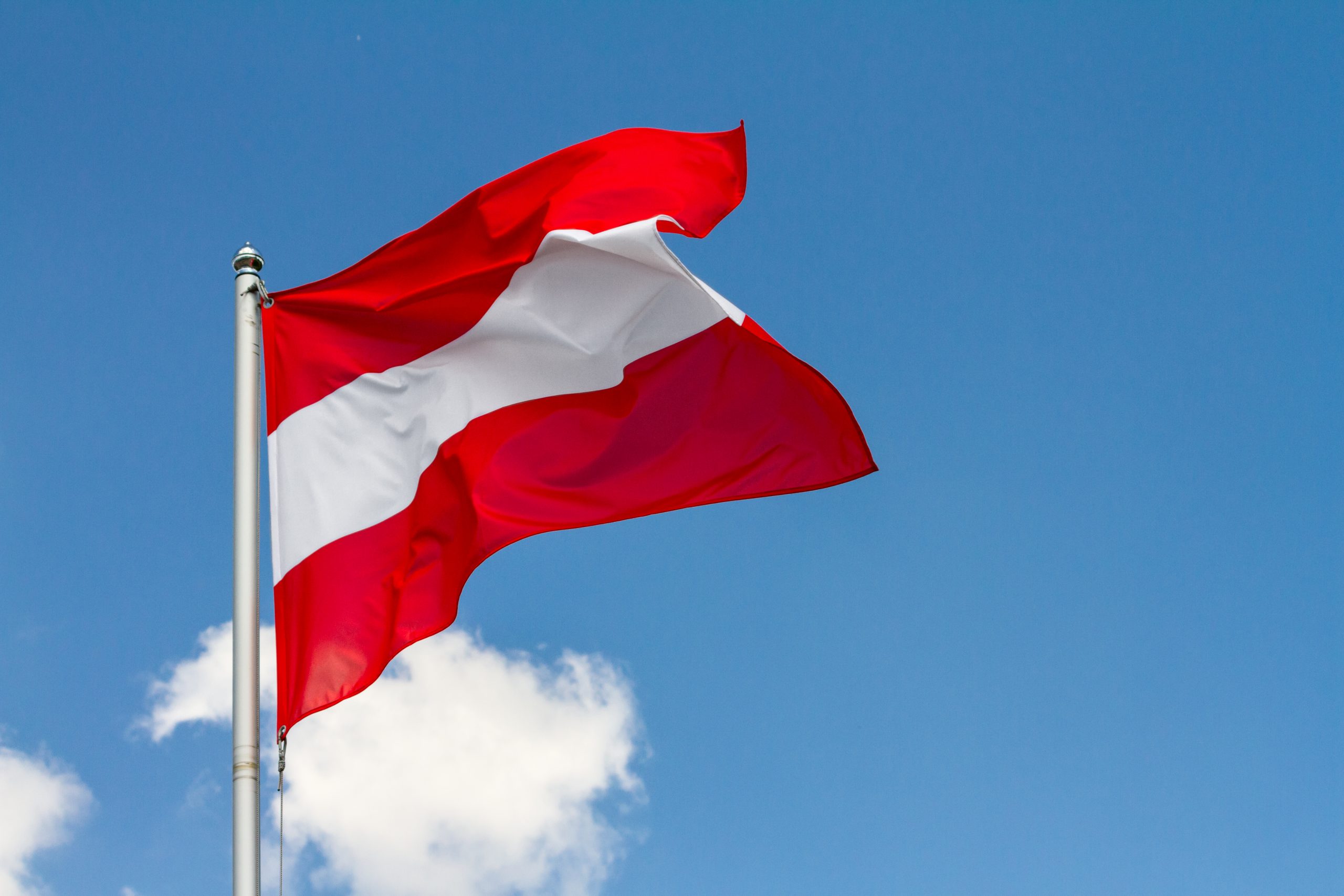 Rakúska vlajka veje na nebi